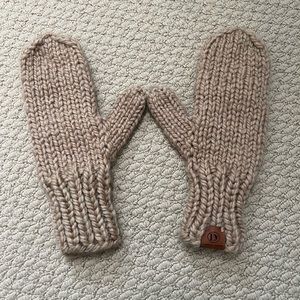 Vartan Daniel Hand Knit pair of Mittens Adult Size